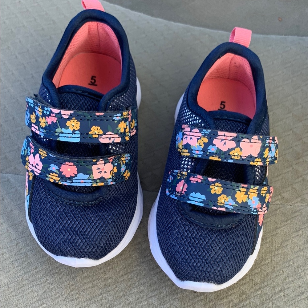 NWOT Carter’s Girls Toddler Size 5 Light Up Shoes
